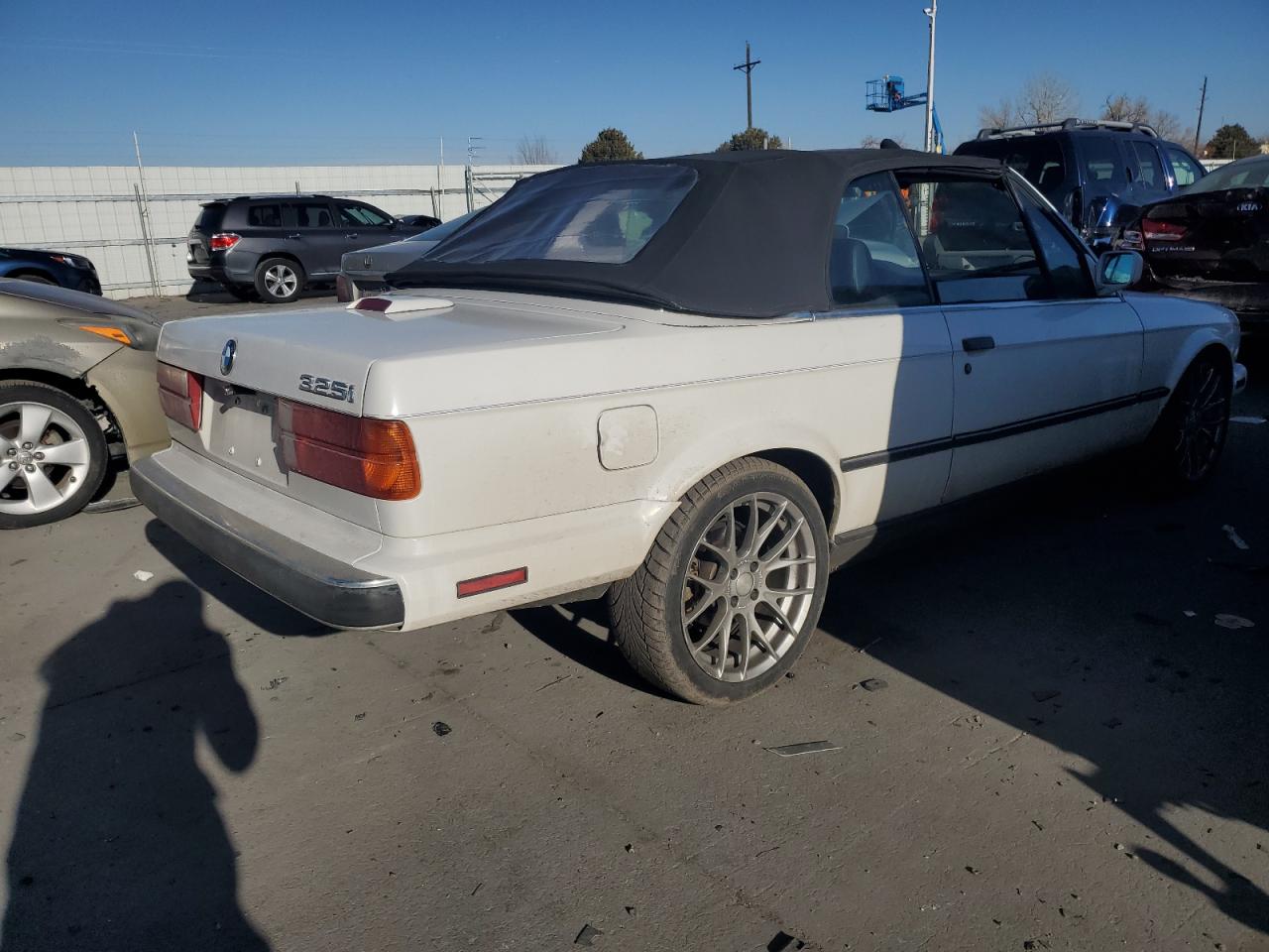 1989 BMW 3er VIN WBABB1308K8275640 Copart auction photo, side damage thumbnail 3