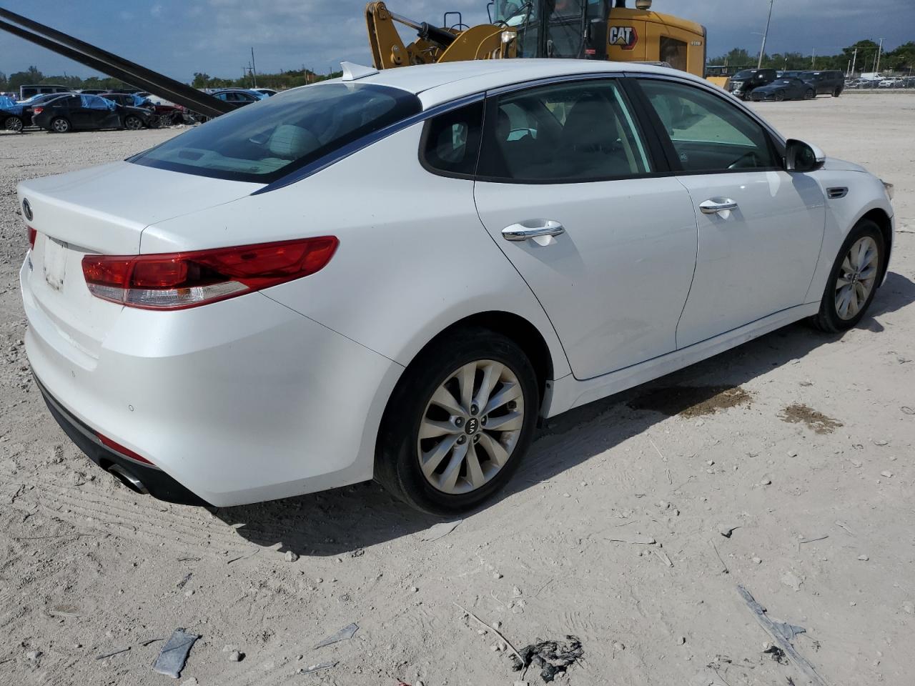 2018 KIA Optima VIN 5XXGT4L37JG251438 Copart auction photo, front end / minor dent/scratches damage thumbnail 3