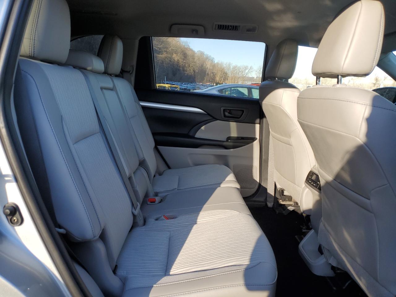 2019 Toyota Highlander VIN 5TDBZRFH4KS982826 Copart auction photo, front end / minor dent/scratches damage thumbnail 12