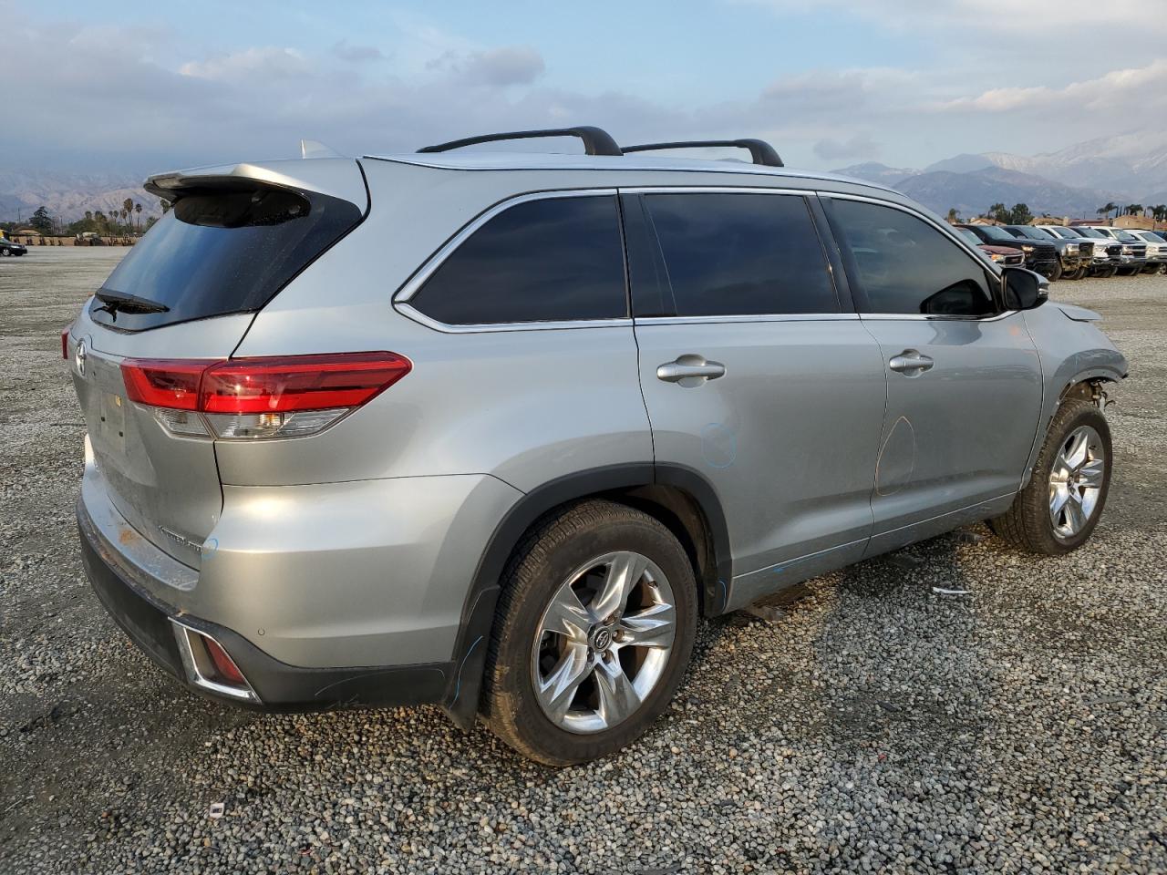 2018 Toyota Highlander VIN 5TDDZRFH7JS890665 Copart auction photo, front end damage thumbnail 3