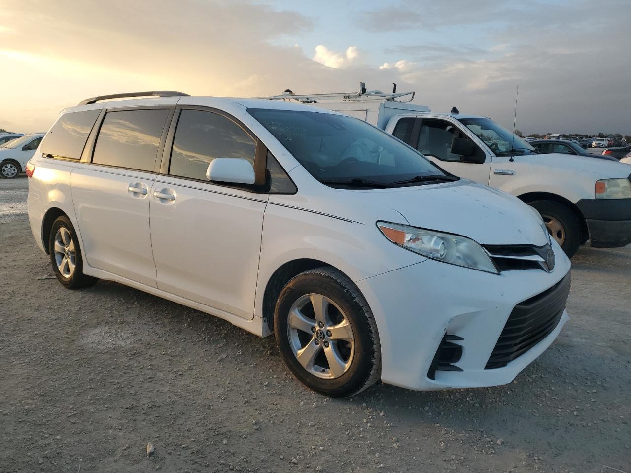 2018 Toyota Sienna VIN 5TDKZ3DC2JS959483 Copart auction photo, side / rear end damage thumbnail 4