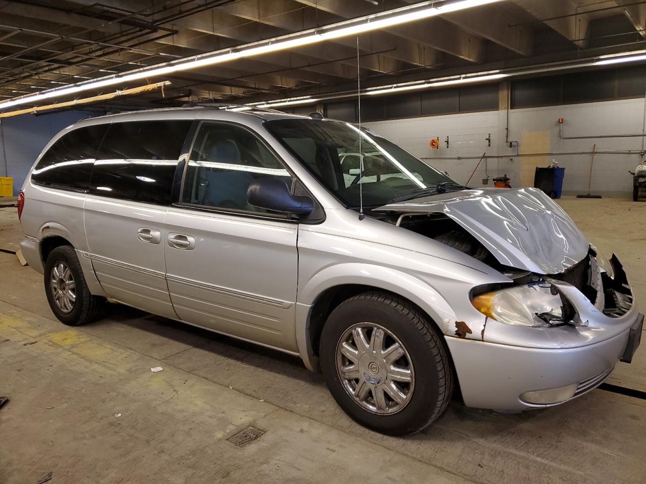 2005 Chrysler Town & Country VIN 2C8GP64L65R292122 Copart auction photo, front end damage thumbnail 4