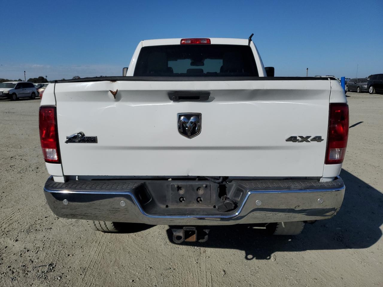 2015 RAM 2500 VIN 3C6UR5CL5FG501312 Copart auction photo, minor dent/scratches damage thumbnail 6