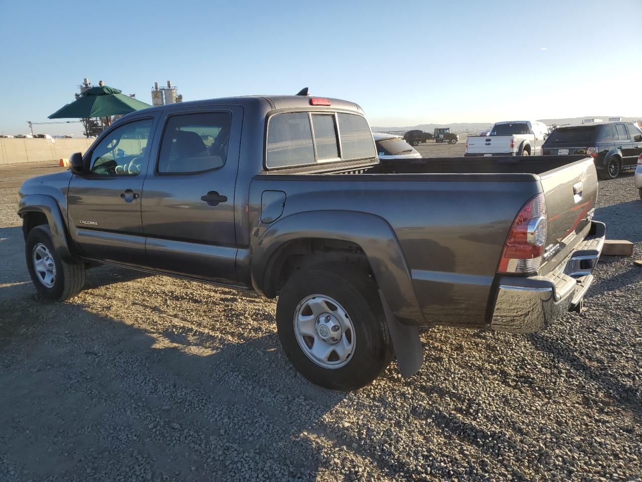 2015 Toyota Tacoma VIN 5TFJU4GN7FX072640 Copart auction photo, vandalism / front end damage thumbnail 2