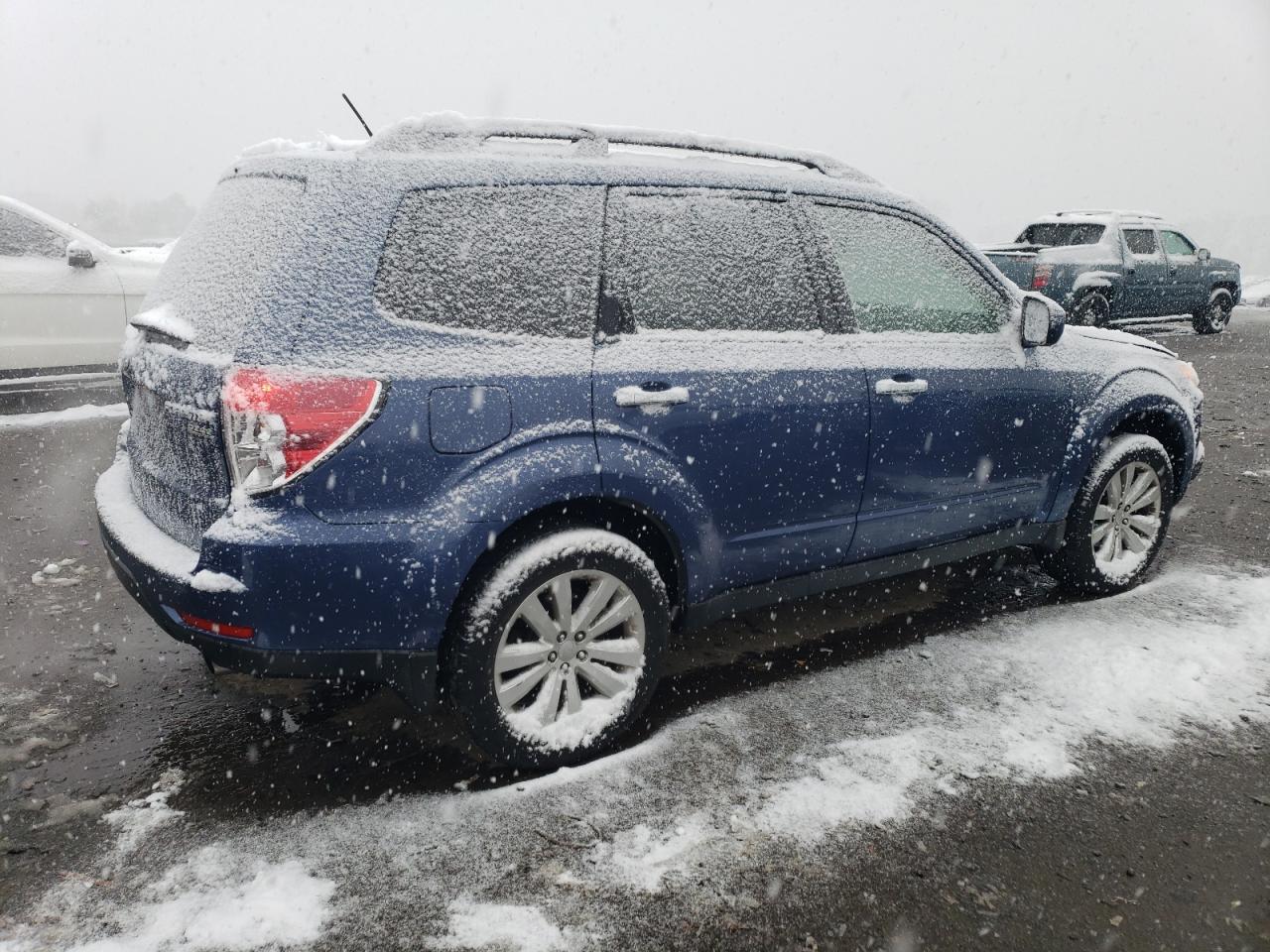 2013 Subaru Forester VIN JF2SHAEC0DH432445 Copart auction photo, front end / minor dent/scratches damage thumbnail 3
