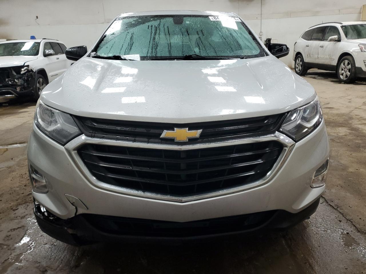 2018 Chevrolet Equinox VIN 2GNAXHEV2J6176941 Copart auction photo, side / front end damage thumbnail 5