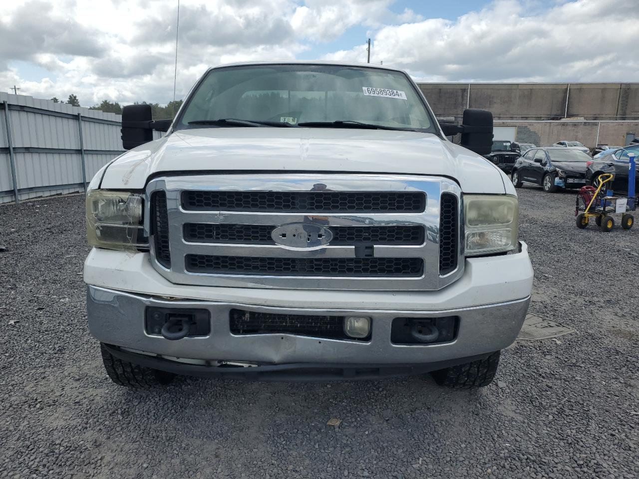 2005 Ford F250 VIN 1FTSX21P05EA43811 Copart auction photo, front end / minor dent/scratches damage thumbnail 5