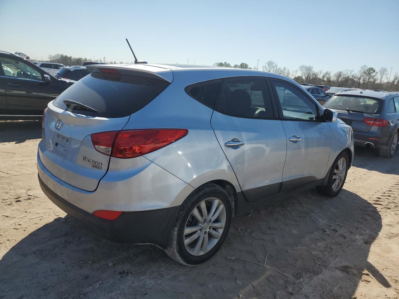 2011 Hyundai Tucson VIN KM8JU3AC4BU208439 Copart auction photo, front end / minor dent/scratches damage thumbnail 3
