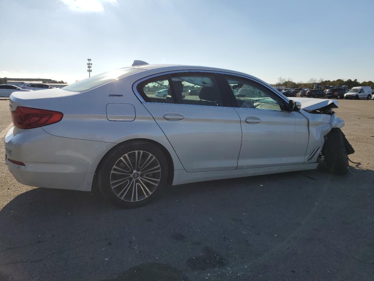 2019 BMW 5er VIN WBAJB1C5XKB375913 Copart auction photo, front end / minor dent/scratches damage thumbnail 3
