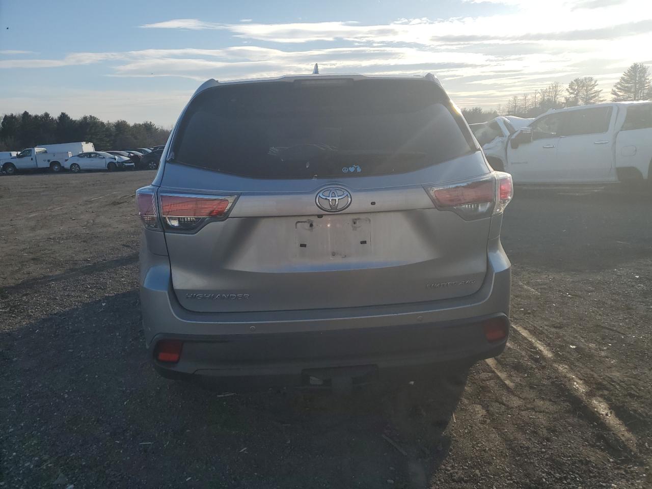 2015 Toyota Highlander VIN 5TDDKRFH5FS178442 Copart auction photo, side / minor dent/scratches damage thumbnail 6