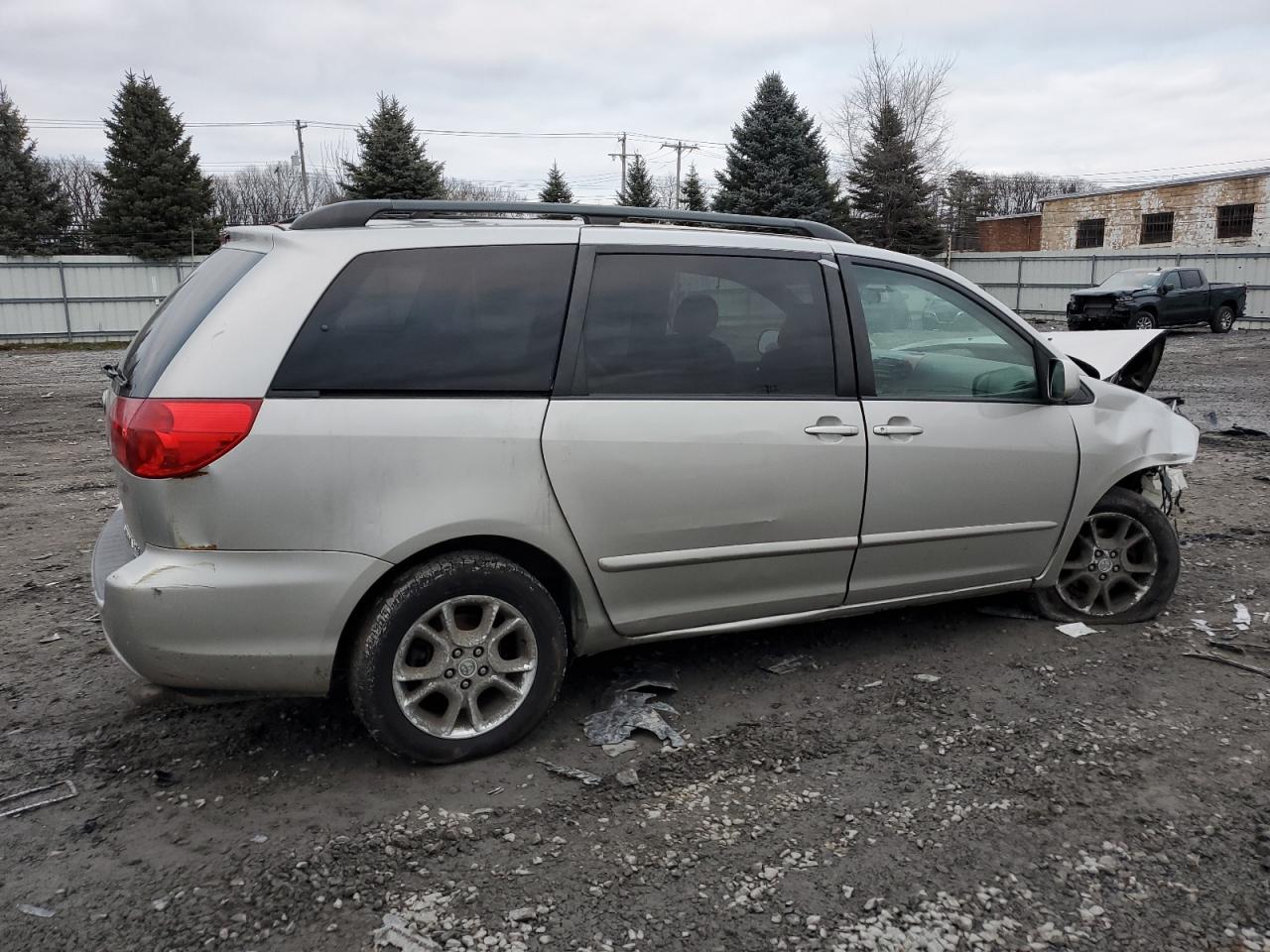 2006 Toyota Sienna VIN 5TDBA22C16S056768 Copart auction photo, front end / side damage thumbnail 3