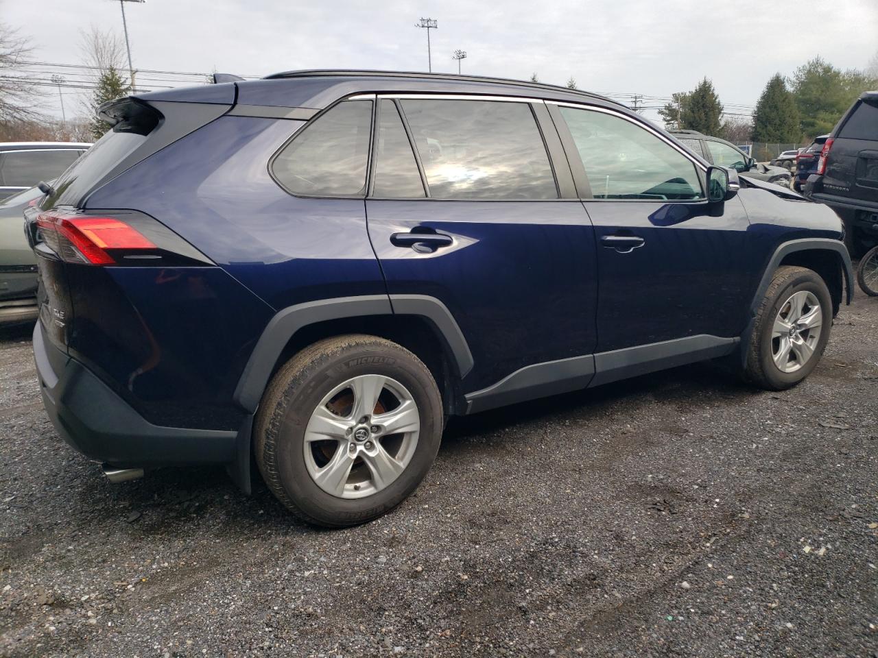 2020 Toyota RAV 4 VIN 2T3P1RFV3LW137792 Copart auction photo, front end / minor dent/scratches damage thumbnail 3