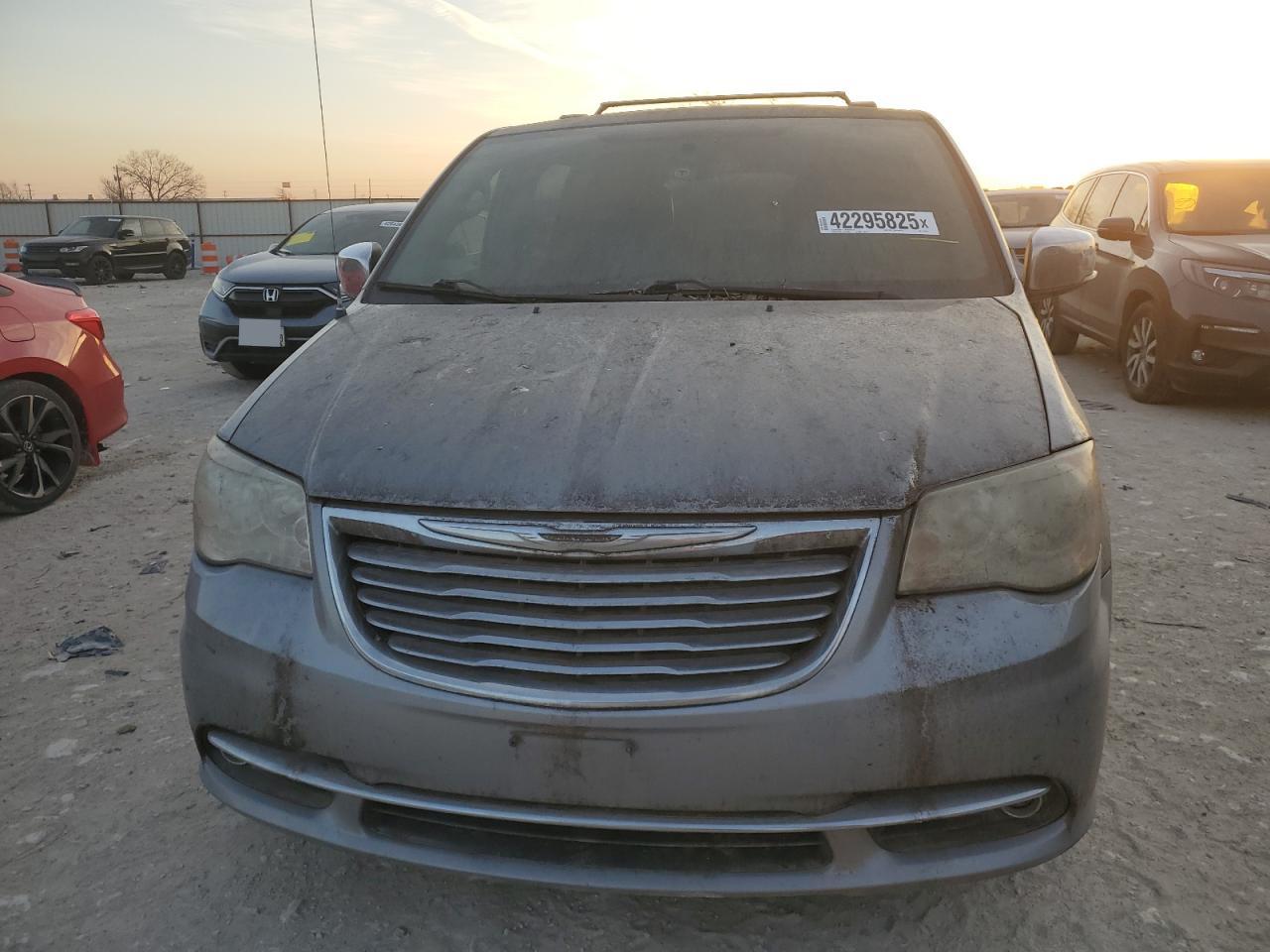 2013 Chrysler Town & Country VIN 2C4RC1CG1DR777618 Copart auction photo, minor dent/scratches damage thumbnail 6