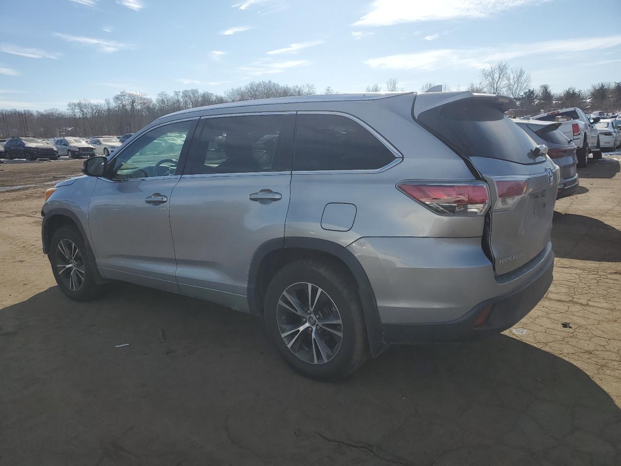 2016 Toyota Highlander VIN 5TDJKRFH5GS237803 Copart auction photo, front end damage thumbnail 2