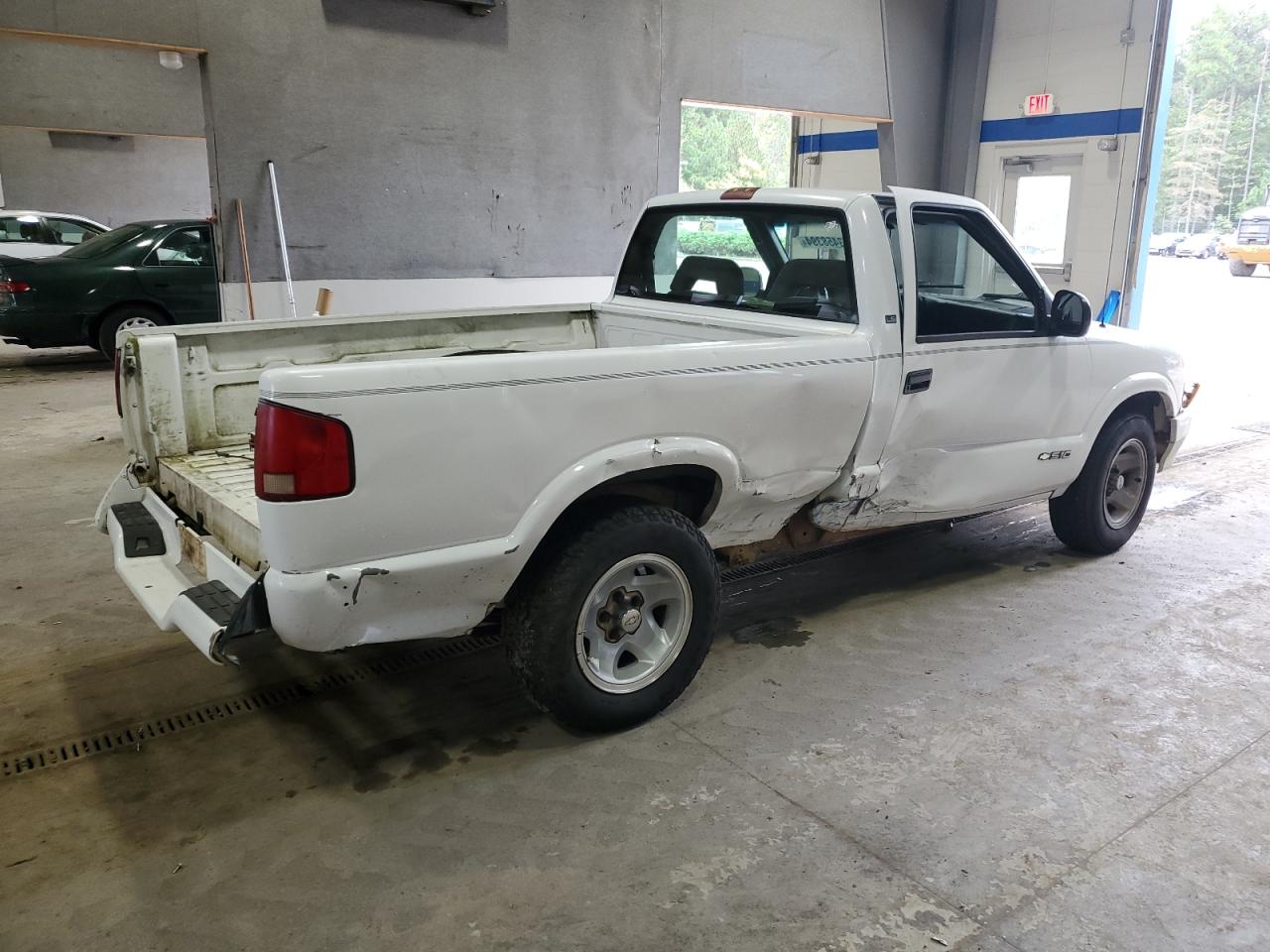 1996 Chevrolet S-10 Pickup VIN 1GCCS1445T8200999 Copart auction photo, side / undercarriage damage thumbnail 3