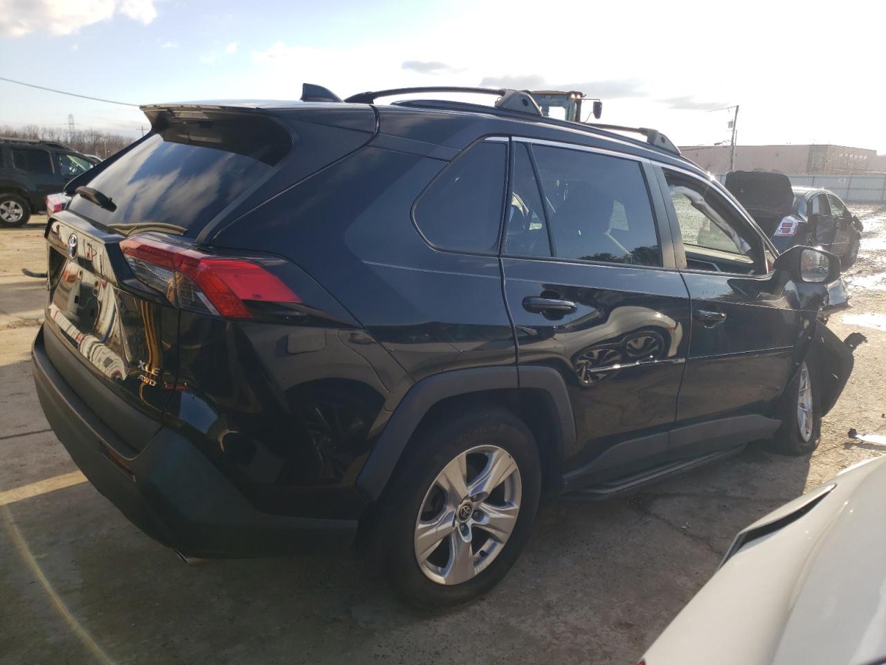 2021 Toyota RAV 4 VIN 2T3P1RFV7MW247343 Copart auction photo, front end / undercarriage damage thumbnail 3