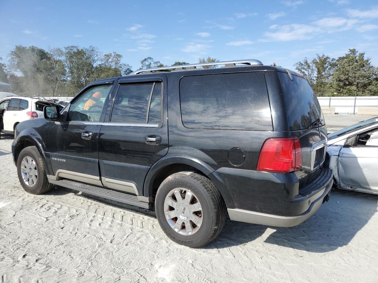 2004 Lincoln Navigator VIN 5LMFU27R24LJ25870 Copart auction photo, biohazard/chemical / minor dent/scratches damage thumbnail 2