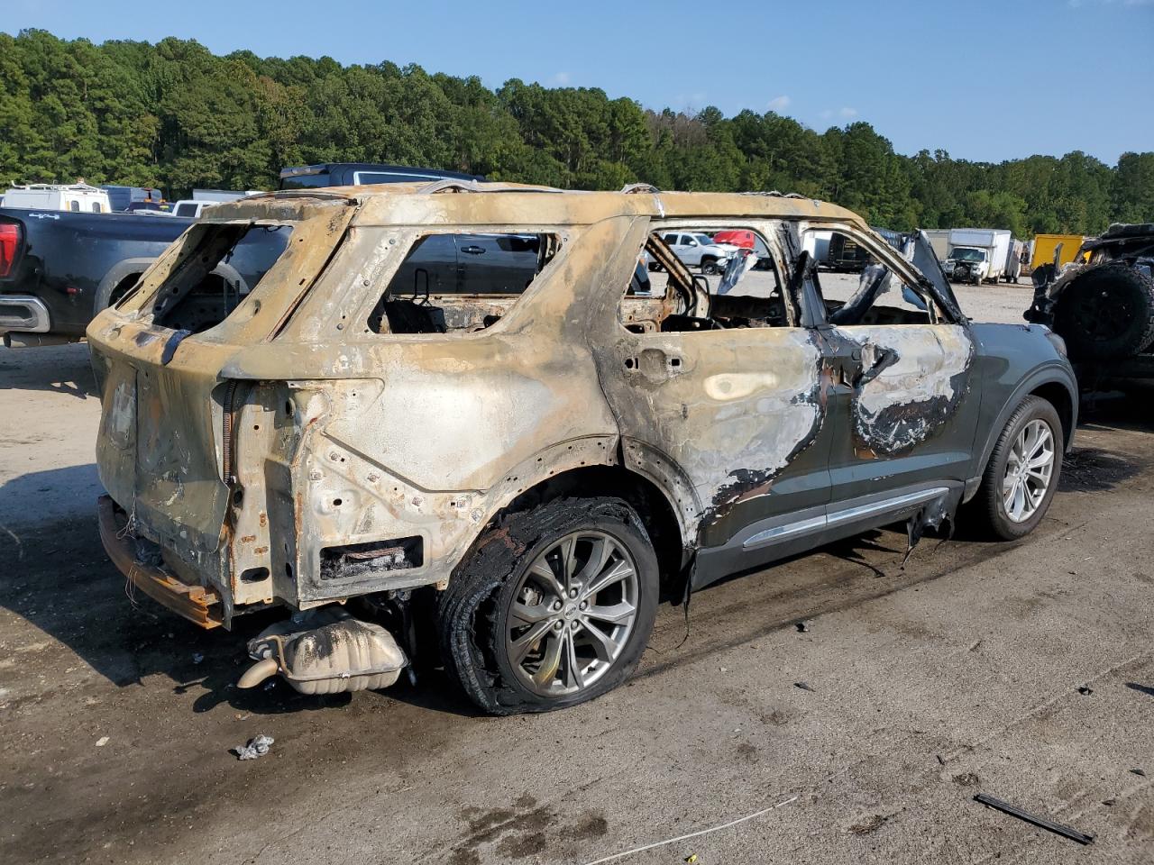 2022 Ford Explorer VIN 1FMSK7DHXNGC39237 Copart auction photo, burn damage thumbnail 3