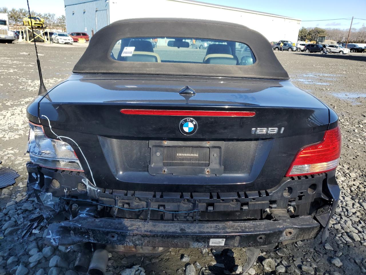 2011 BMW 1er VIN WBAUN1C51BVH82671 Copart auction photo, rear end damage thumbnail 6