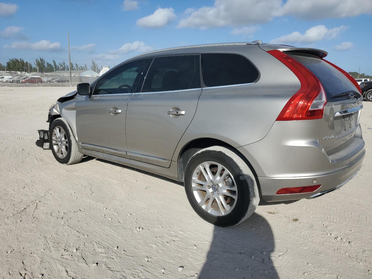 2016 Volvo XC60 VIN YV440MDK5G2824771 Copart auction photo, front end / minor dent/scratches damage thumbnail 2