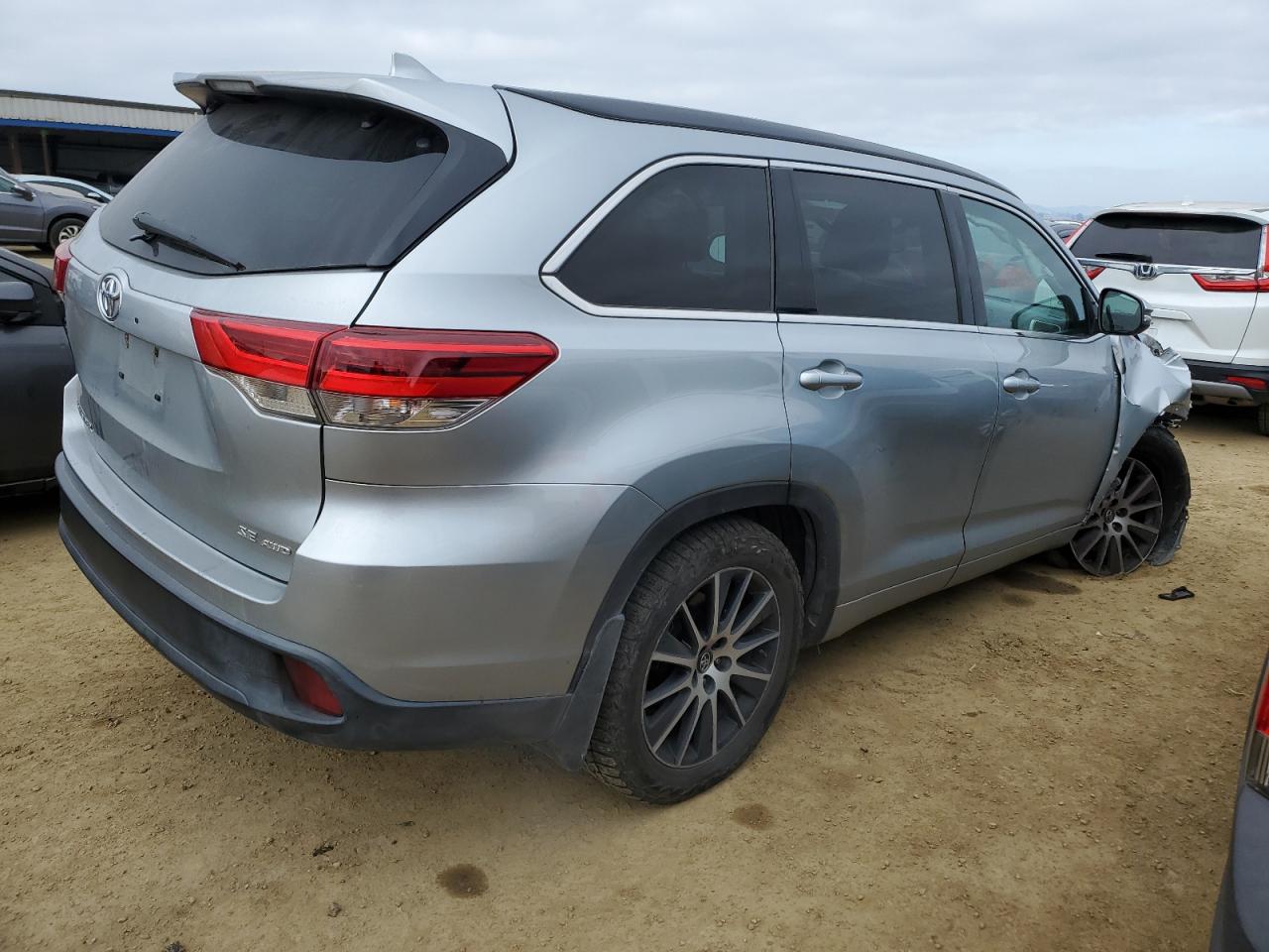 2017 Toyota Highlander VIN 5TDJZRFH6HS477312 Copart auction photo, front end damage thumbnail 3