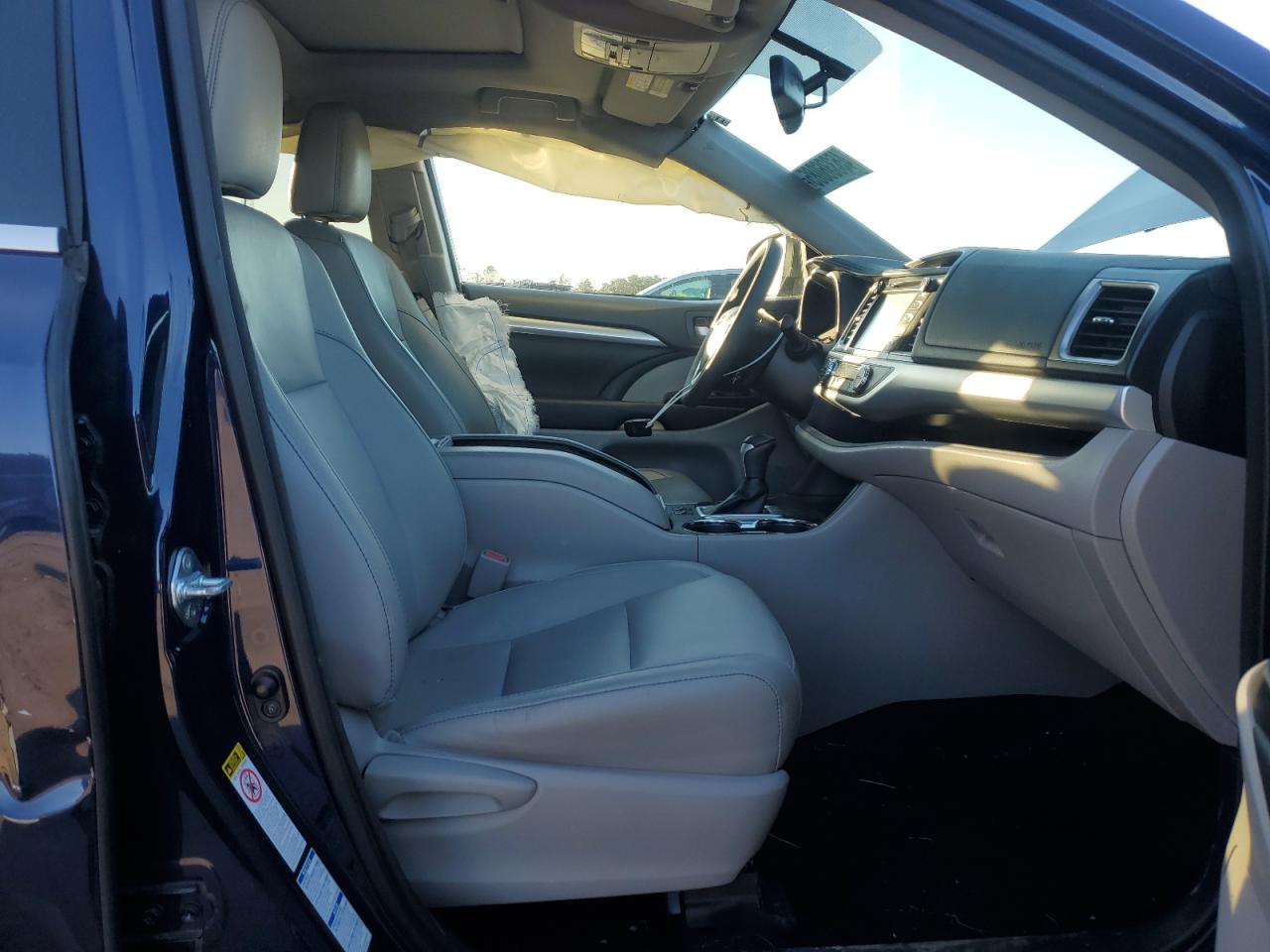 2016 Toyota Highlander VIN 5TDJKRFHXGS321535 Copart auction photo, side / minor dent/scratches damage thumbnail 7