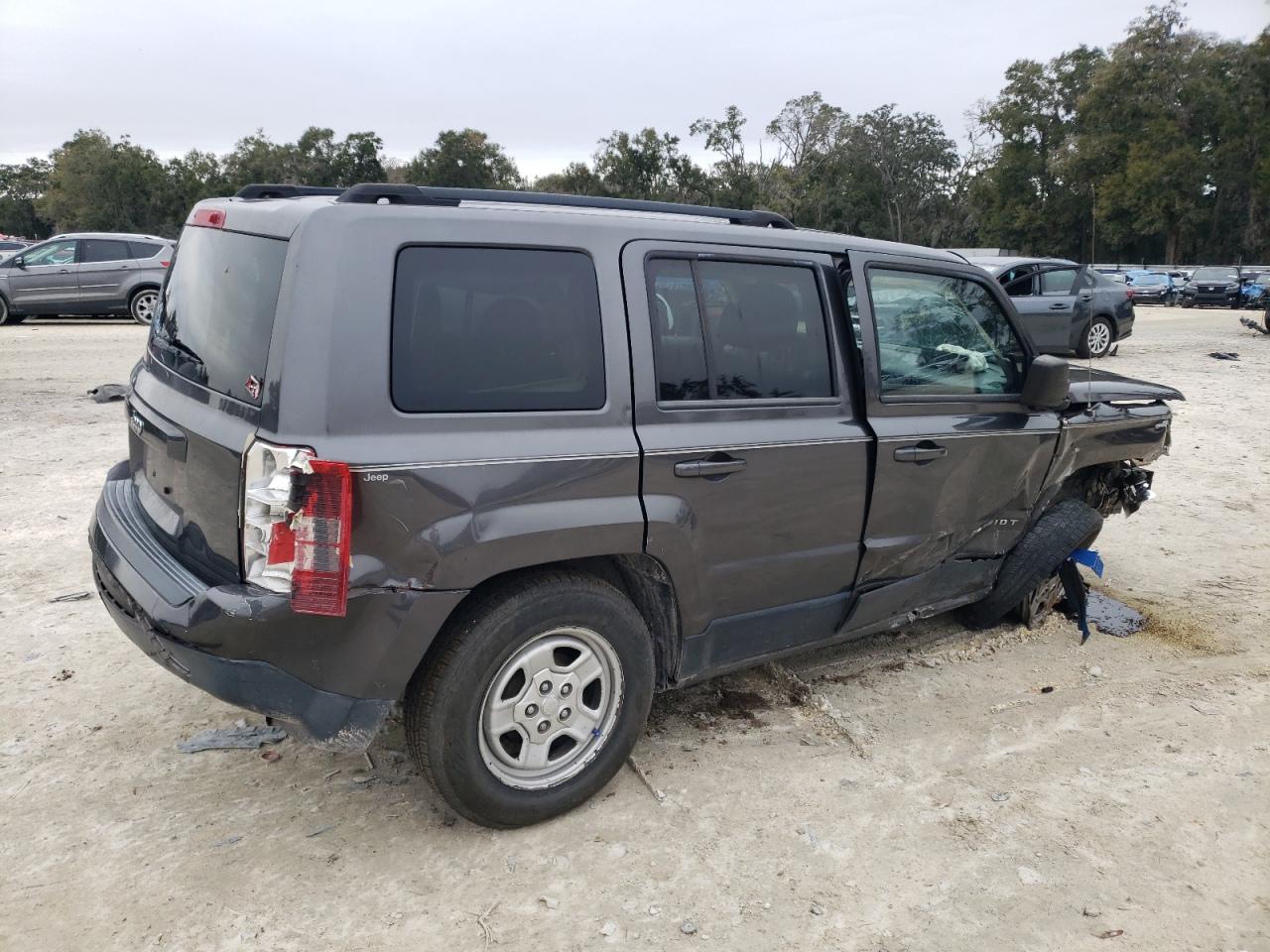 2014 Jeep Liberty (Patriot) VIN 1C4NJPBB2ED794137 Copart auction photo, front end / side damage thumbnail 3