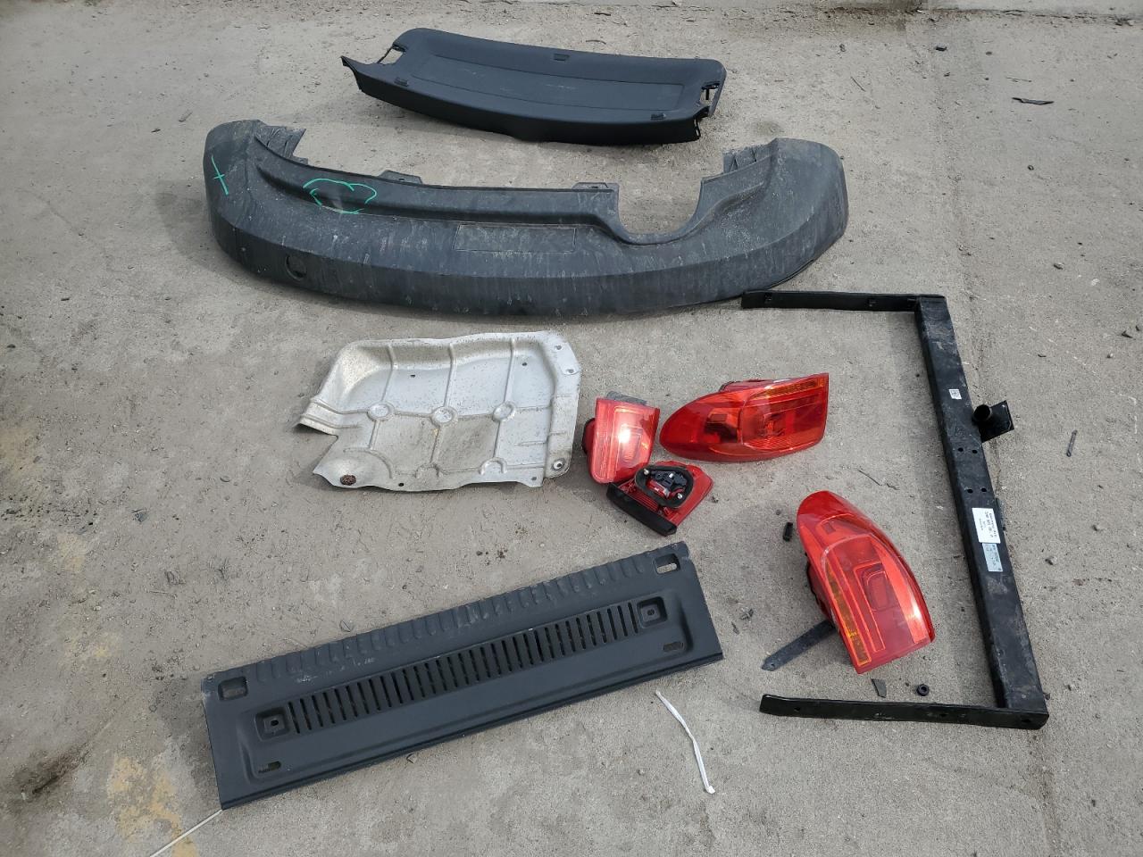 2016 Volkswagen Tiguan VIN WVGBV7AXXGW031354 Copart auction photo, rear end damage thumbnail 13
