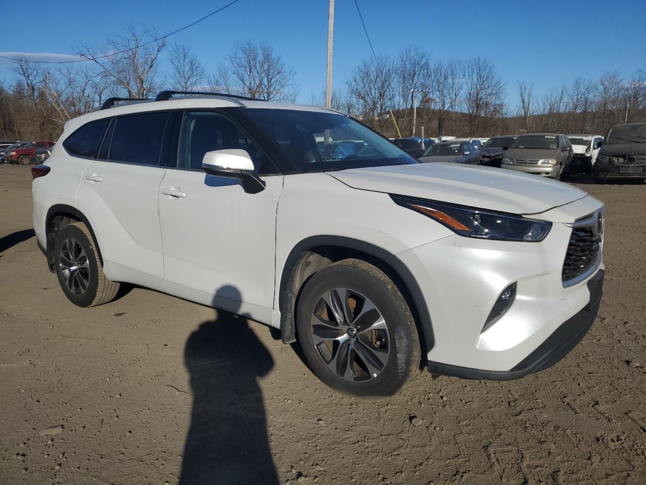 2022 Toyota Highlander VIN 5TDHZRBH9NS592308 Copart auction photo, rear end / minor dent/scratches damage thumbnail 4