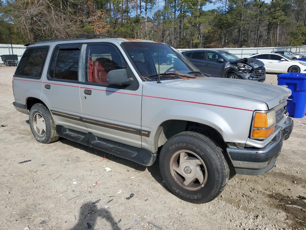 1992 Ford Explorer VIN 1FMDU34X7NUB70818 Copart auction photo, front end / side damage thumbnail 4