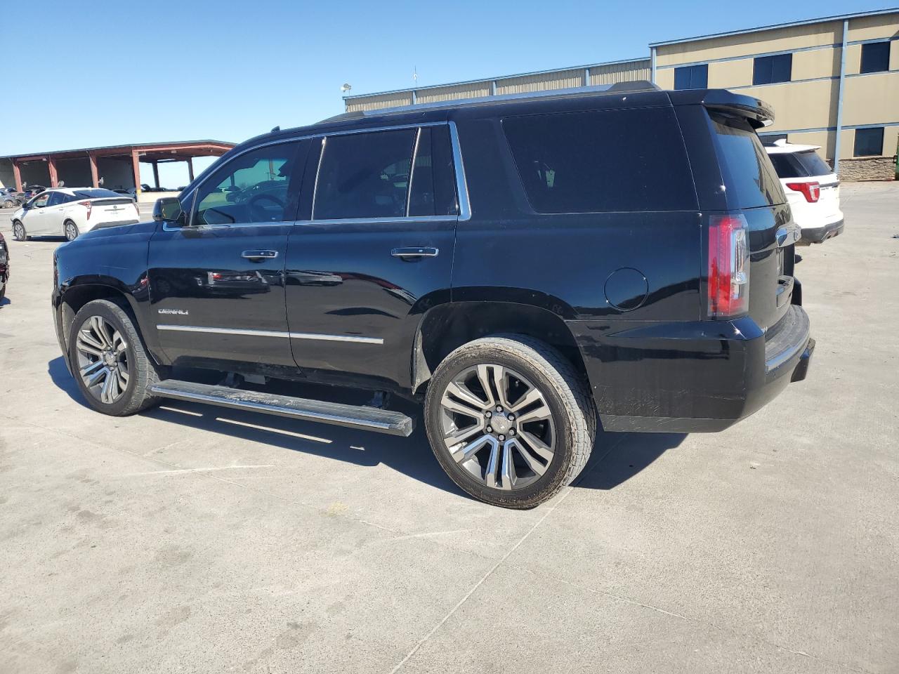 2019 GMC Yukon VIN 1GKS1CKJ3KR226176 Copart auction photo, side / front end damage thumbnail 2