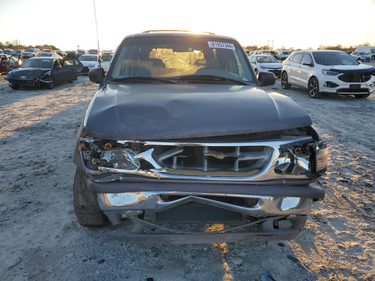 1997 Ford Explorer VIN 1FMDU34XXVUC61582 Copart auction photo, front end / side damage thumbnail 5