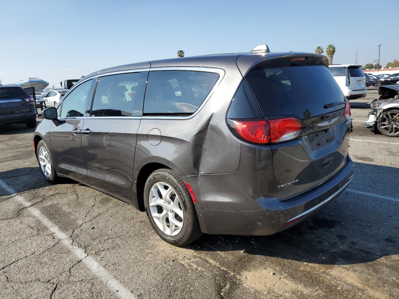 2018 Chrysler Pacifica VIN 2C4RC1FG8JR123190 Copart auction photo, burn / minor dent/scratches damage thumbnail 2