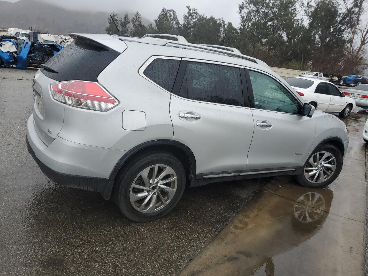 2015 Nissan Rogue VIN 5N1AT2MT5FC805524 Copart auction photo, front end / undercarriage damage thumbnail 3