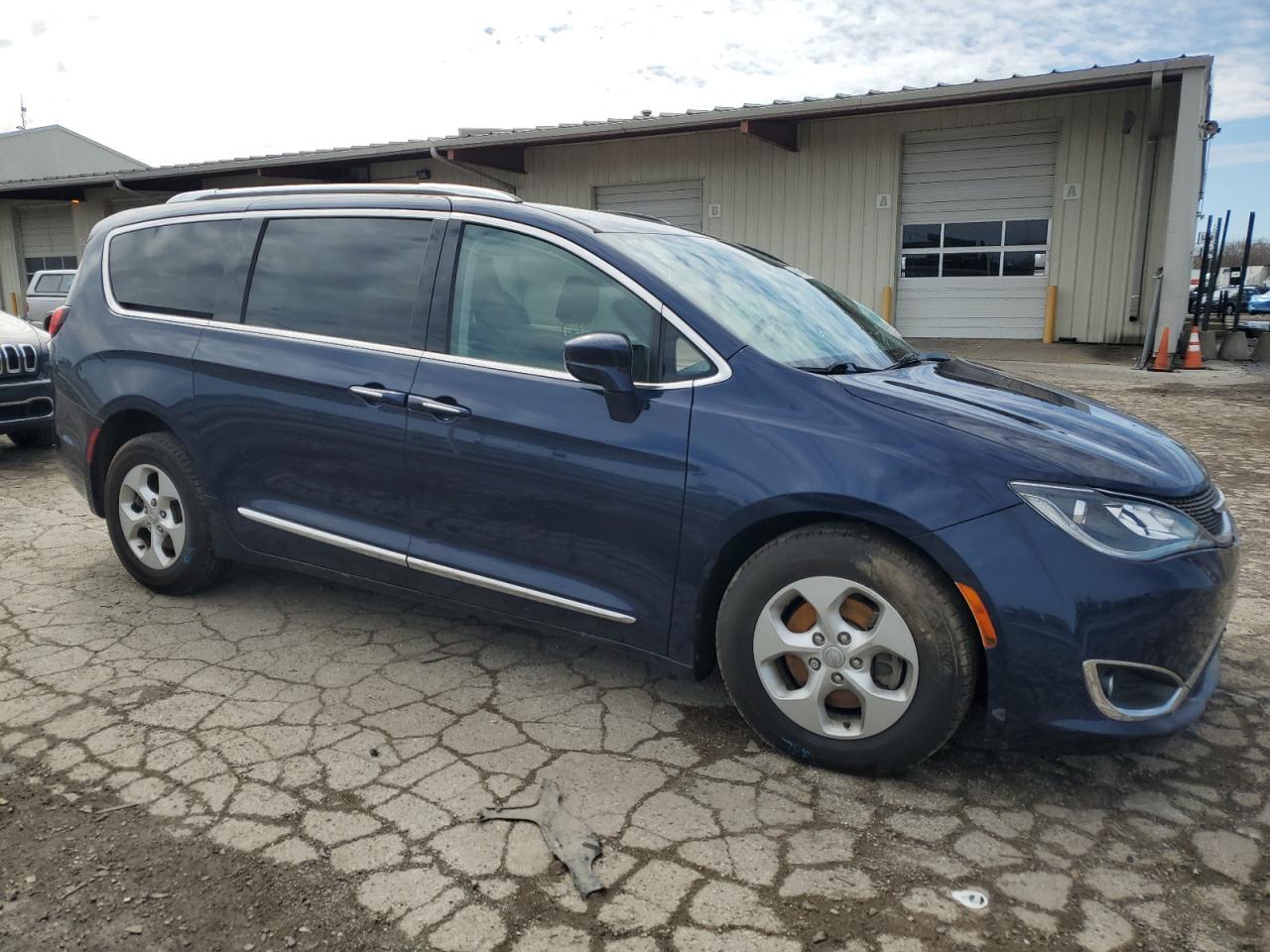 2017 Chrysler Pacifica VIN 2C4RC1EG8HR614452 Copart auction photo, front end / side damage thumbnail 4