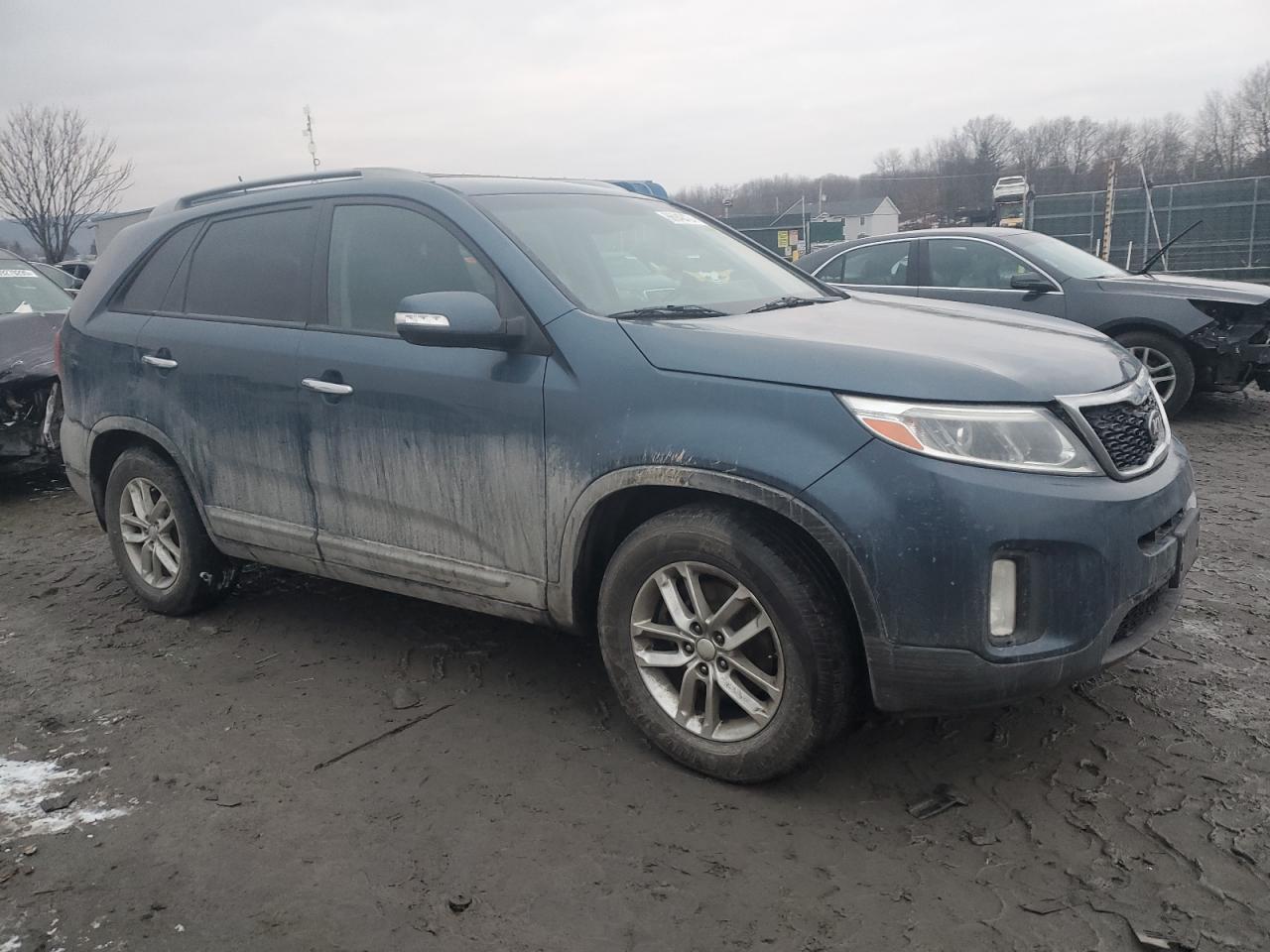 2015 KIA Sorento VIN 5XYKT4A65FG595943 Copart auction photo, front end / side damage thumbnail 4