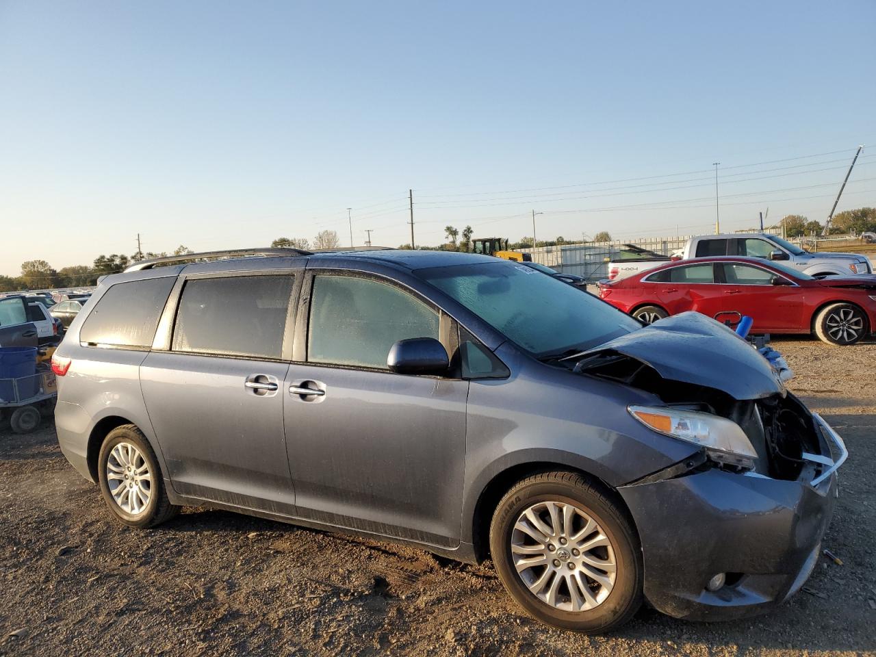 2015 Toyota Sienna VIN 5TDYK3DC4FS584699 Copart auction photo, front end damage thumbnail 4
