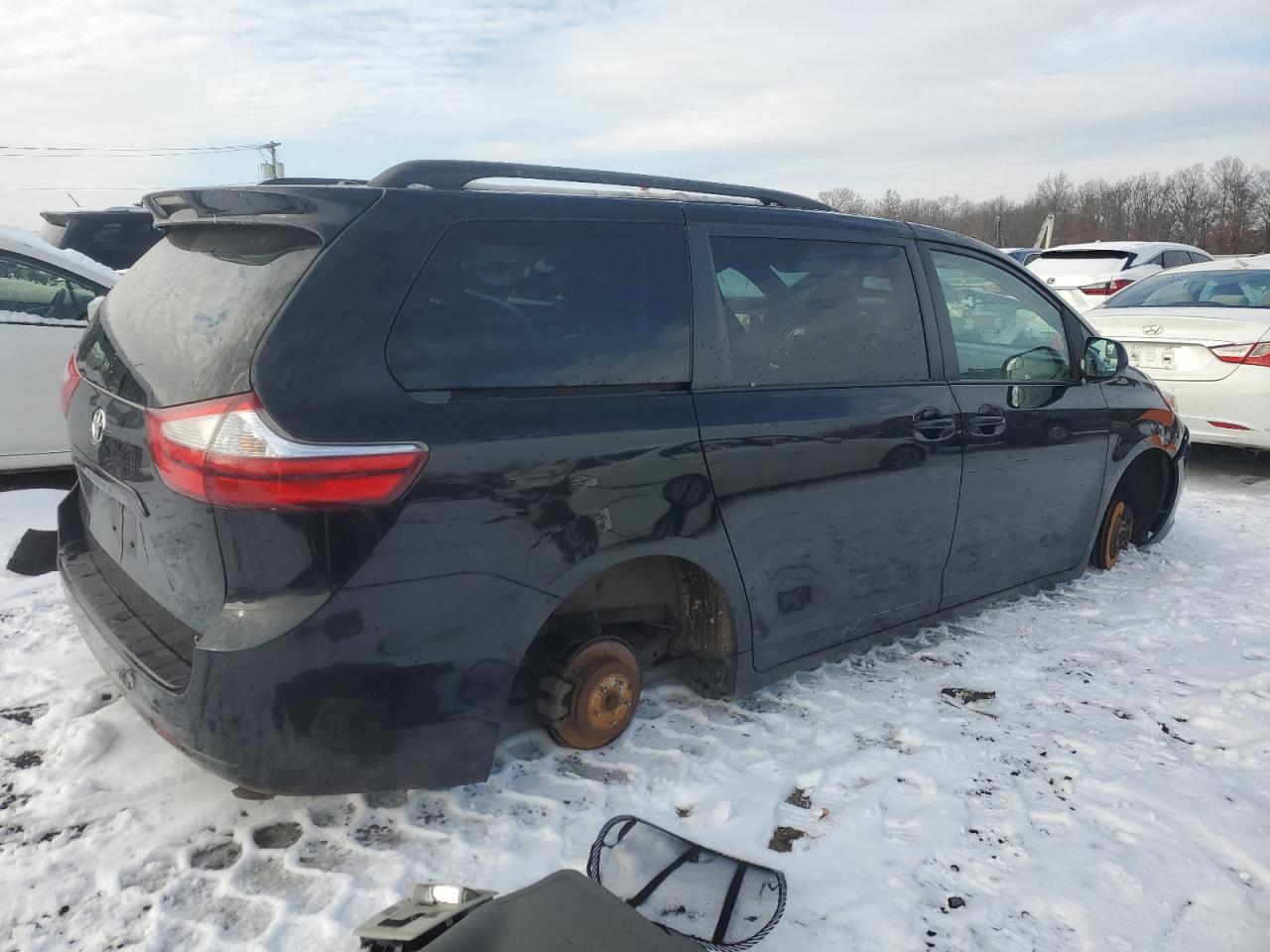 2016 Toyota Sienna VIN 5TDKK3DC0GS739305 Copart auction photo, front end / vandalism damage thumbnail 3