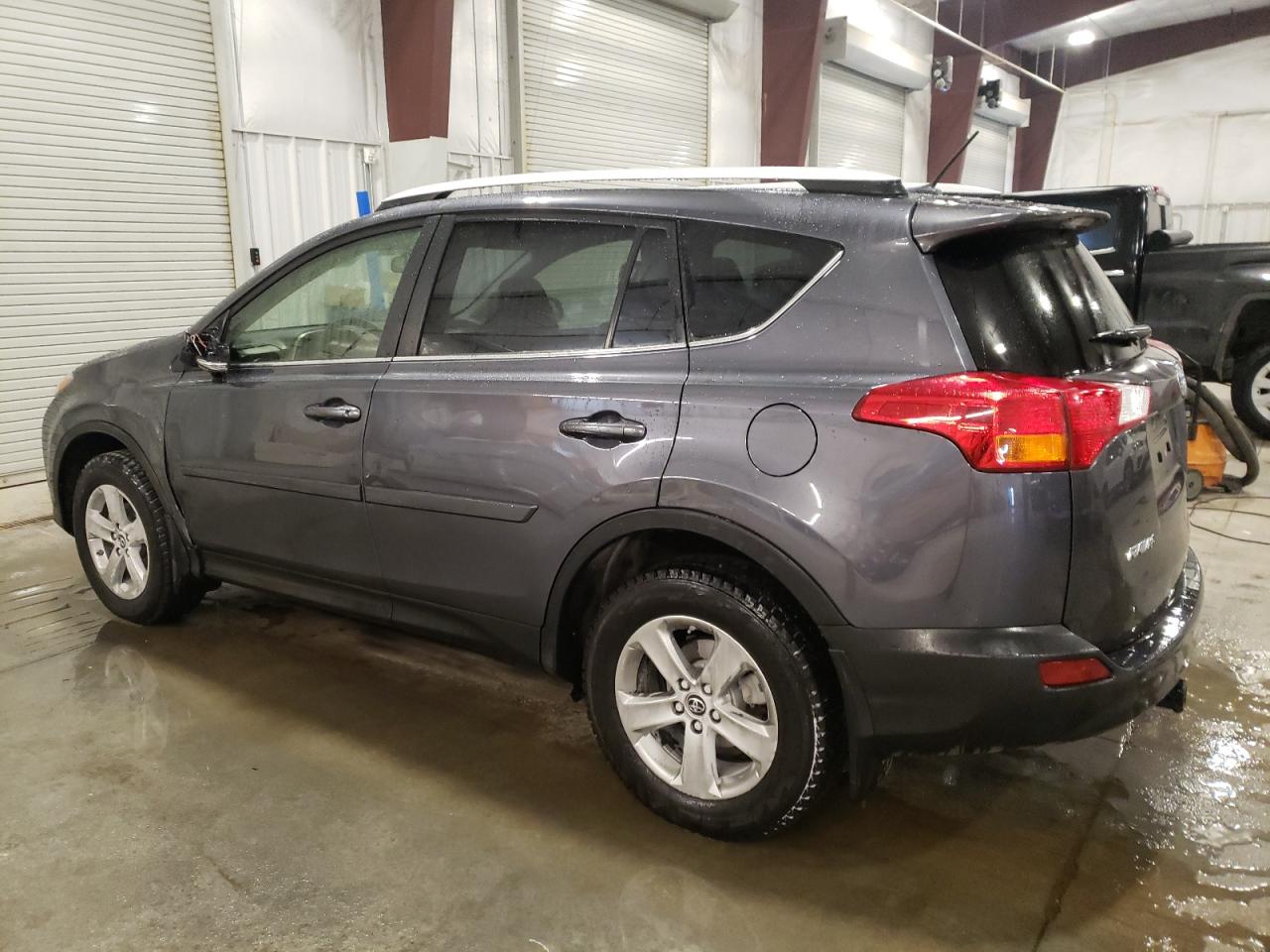 2015 Toyota RAV 4 VIN JTMRFREV0FD133762 Copart auction photo, front end / rear end damage thumbnail 2