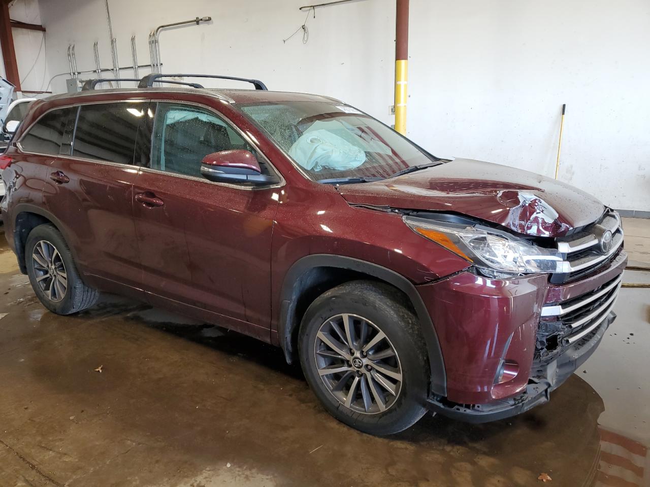 2017 Toyota Highlander VIN 5TDJZRFH4HS373854 Copart auction photo, front end damage thumbnail 4