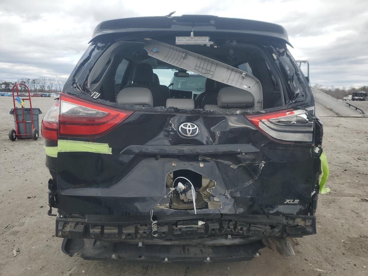 2020 Toyota Sienna VIN 5TDYZ3DC7LS033996 Copart auction photo, rear end / minor dent/scratches damage thumbnail 6