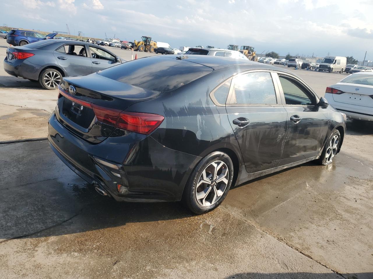 2021 KIA Forte VIN 3KPF24AD0ME300440 Copart auction photo, vandalism / front end damage thumbnail 3