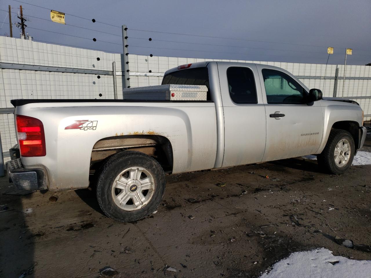 2010 Chevrolet Silverado VIN 1GCSKSE33AZ251822 Copart auction photo, front end / side damage thumbnail 3
