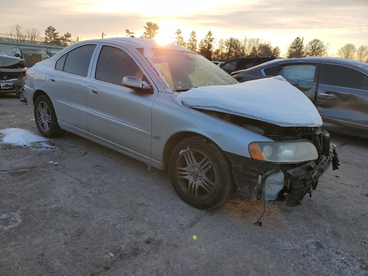 2005 Volvo S60 VIN YV1RS592252476694 Copart auction photo, front end / top/roof damage thumbnail 4