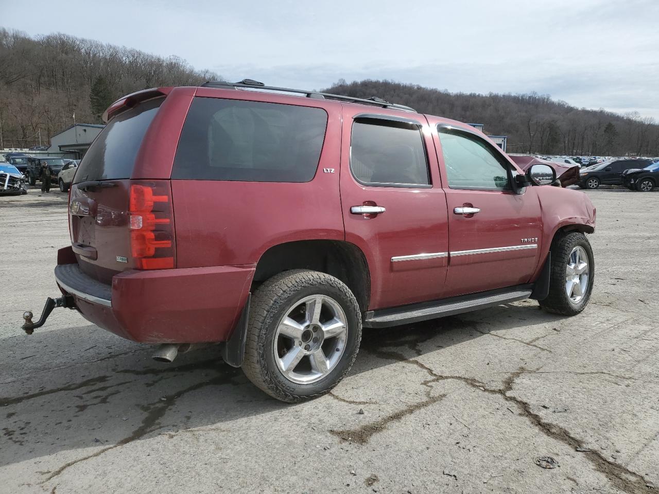 2011 Chevrolet Tahoe VIN 1GNSKCE00BR367046 Copart auction photo, front end / side damage thumbnail 3