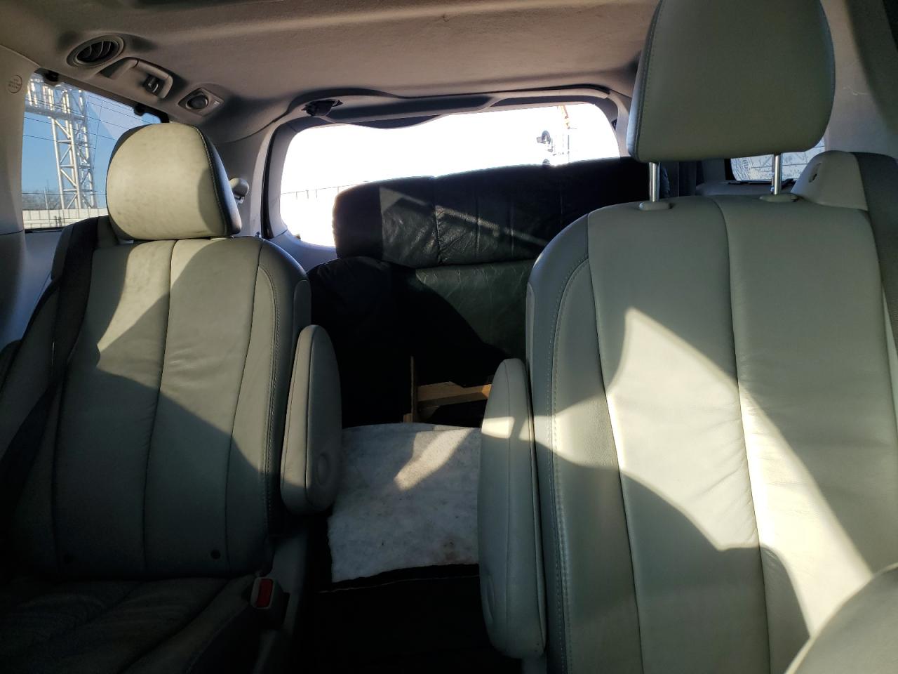 2011 Toyota Sienna VIN 5TDYK3DC4BS047146 Copart auction photo, rear end damage thumbnail 10