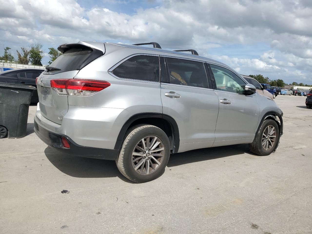 2018 Toyota Highlander VIN 5TDKZRFH3JS283878 Copart auction photo, front end / side damage thumbnail 3