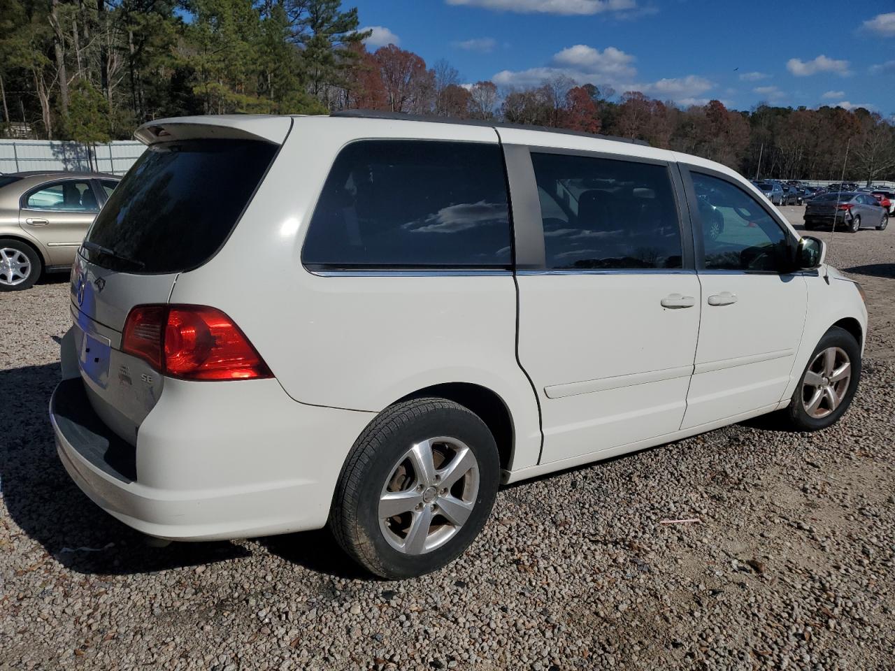 2011 Volkswagen Routan VIN 2V4RW3DG7BR668388 Copart auction photo, front end damage thumbnail 4