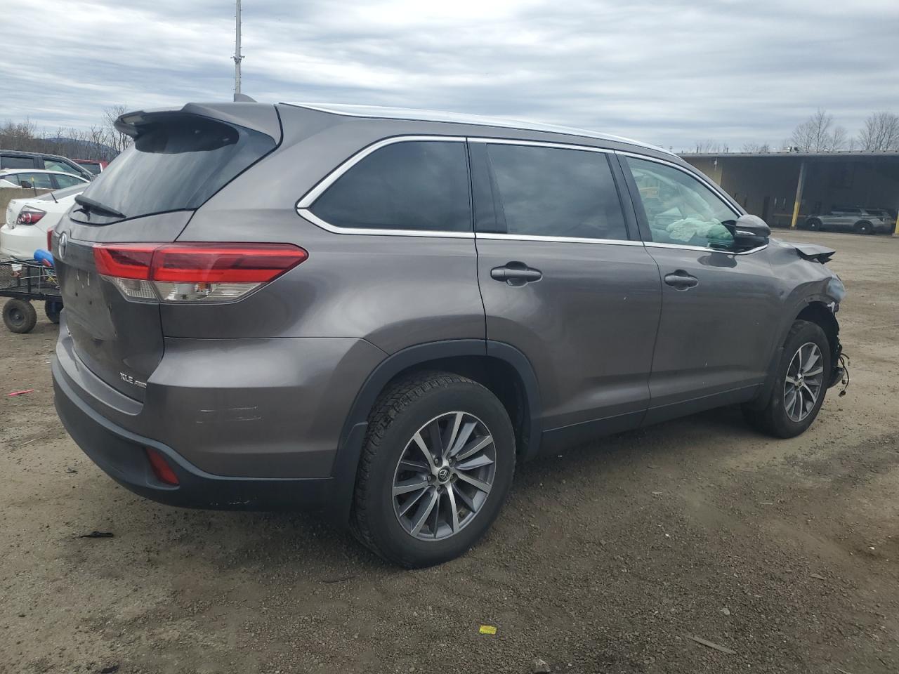 2019 Toyota Highlander VIN 5TDJZRFH8KS598432 Copart auction photo, front end / side damage thumbnail 3
