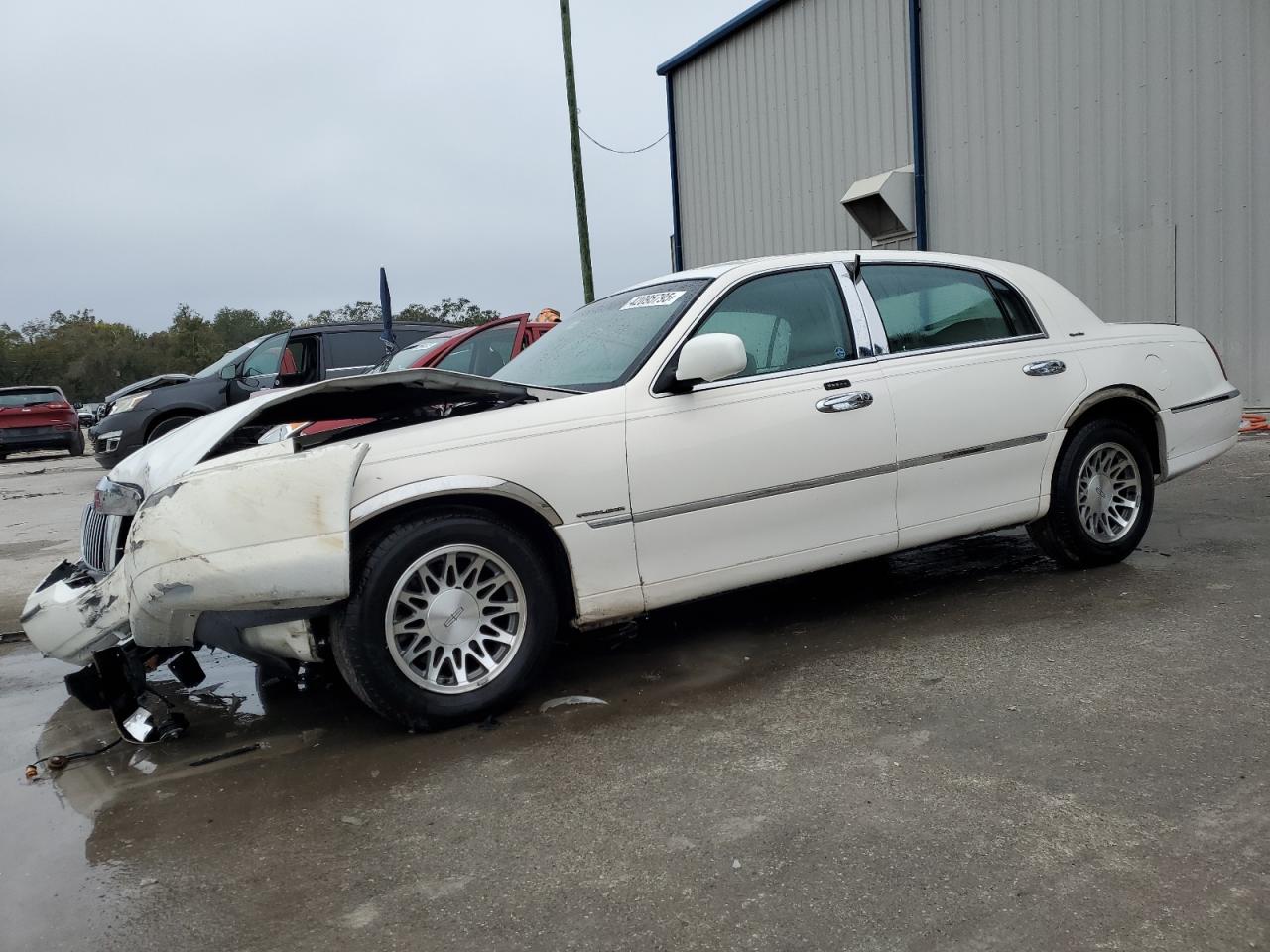 2002 Lincoln Town Car VIN 1LNHM82W52Y609107